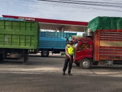 Sigap! Personil Polsek Bantimurung Antisipasi Kemacetan di SPBU Jawi Jawi dan Pattunuang